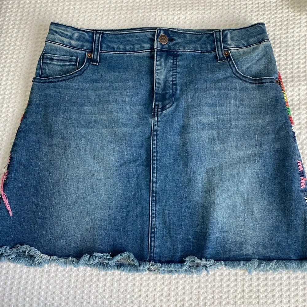 Like NEW! Stretch denim mini skirt with cute side stitching!! ✨EUC✨worn once!